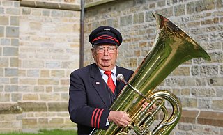 MIt 87 Jahren ist Alfons Kersting noch immer ein leidenschaftlicher Musiker. - Christel Finke/Bahn-Orchester Altenbeken