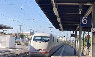 Ein ICE passiert den Bahnsteig 6 des Herforder Bahnhofs. Wie geht es mit den Plänen für die neue Trasse zwischen Hannover und Bielefeld weiter? Dafür liegen nun neue Entwürfe vor. - Matthias Bungeroth