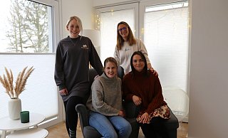Die vier Hebammen in ihrem Geburtsraum (hinten, von links): Kira Kehlbeck, Tanja Möller sowie (vorne) Maren Scarabis und Sabrina Fransen. - Lena Kley