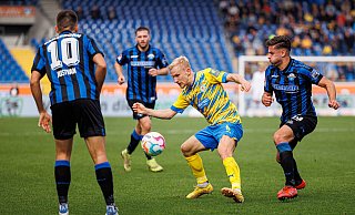 Braunschweigs Bryan Henning wird von Paderborns Marcel Hoffmeier (r.) und Julian Justvan (10) gestellt. Auch Robert Leipertz kommt noch hinzu. - Michael Matthey