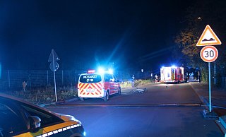 Auf der Werftstraße ist noch das aufgefundene Fahrrad neben der Stelle zu sehen, an der es zu dem folgenreichen Unfall kam. - Polizei Minden-Lübbecke