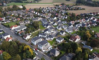 Auf dem aktuellen Luftbild, ist zu sehen, wie sich das neue Wohngebiet in die vorhandene Bebauung einfügt. - Wolfhard Jording