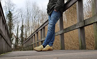 Die Lücke zwischen Plattform und unterem Geländerbrett ist ganz schön groß – und Moos, Eis und Schnee können den Steg sehr rutschig machen. - Meiko Haselhorst