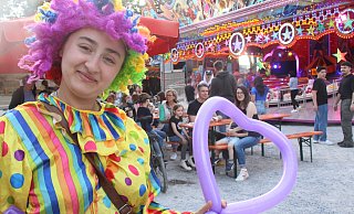 Clown Tanja geht als Walking-Act über die Brakeler Frühlingskirmes und formt Luftballonherzen für Kinder. - Burkhard Battran
