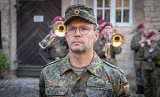 Links und rechts die Posaune: Tigges, Hobbymusiker und Gelegenheitsdirigent in Avenwdde, bekommt einen Marsch geblasen. - Tigges Links und rechts die Posaune: Tigges, Hobbymusiker und Gelegenheitsdirigent in Avenwdde, bekommt einen Marsch geblasen. - Tigges