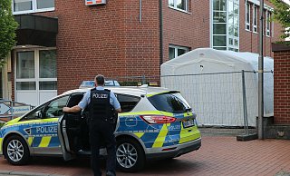 Mit einem Zelt hat die Polizei den Tunnel-Tatort neben der Volksbank abgeschirmt. - Ekkehard Wind