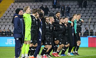 Nach der Partie in München lassen sich die Arminen von den mitgereisten Fans für einen verdienten Auswärtssieg feiern. - IMAGO/Oryk HAIST