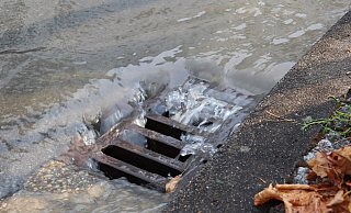 Aufgrund der großen Wassermassen, die innerhalb weniger Minuten in Höxter herunterkamen, waren die Abläufe und das Kanalnetz kurzzeitig überlastet. - Celina Allard