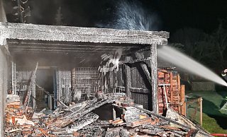 Ein Carport brannte in Rietberg komplett aus. - Feuerwehr Rietberg