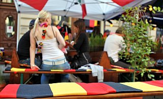 Nicht nur Paderborner Kneipen verwandeln sich während der Europameisterschaft 2024 in kleine Fanmeilen. - usage worldwide