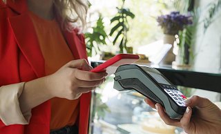 Das Bezahlen mit dem Telefon oder der Plastikkarte war am Vormittag in zahlreichen Einzelhandelsgeschäften nicht möglich. - picture alliance / Westend61 Das Bezahlen mit dem Telefon oder der Plastikkarte war am Vormittag in zahlreichen Einzelhandelsgeschäften nicht möglich. - picture alliance / Westend61