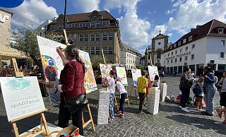 Bei der Kunstschule Spartacus können Ideen und Gedanken zum Grundgesetz malerisch zum Ausdruck gebracht werden. - Marc Schröder
