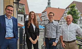 Übergang: Bürgermeister Andreas Sunder (v.l.), Lisa Jephcote, der neue Geschäftsführer von Gartenschaupark und Stadtmarketing Johannes Wiethoff und sein Vorgänger Peter Milsch. - Stadt Rietberg