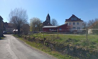 Auf der Wiese hinter der Bruchsteinmauer zwischen Kindergarten und Feuerwehrgerätehaus soll bald der neue Dorfplatz in Reelsen entstehen. - Stadt Bad Driburg