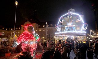 Der leuchtende Weihnachtsmann und das nostalgische Riesenrad sind Blickfang auf dem Platz. - Frank-Michael Kiel-Steinkamp