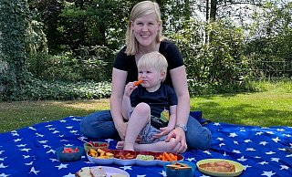 Für Lisanne Berger und ihren Sohn Aaron sind Mahlzeiten, wie hier beim Picknick, mit viel Organisation verbunden. Aaron leidet an Diabetes Typ 1. - Lisanne Berger