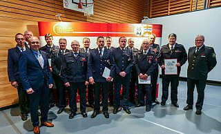 Vorsitzender Elmar Keuter (r.) und Landrat Christoph Rüther (3. v. l.) gratulieren den geehrten Feuerwehrleuten. - VdF/Ralph Meyer