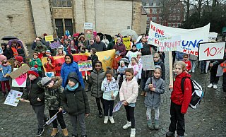 An die 300 Kinder und Erwachsene demonstrierten am Donnerstagnachmittag zwischen Münsterkirche und Rathaus für die bessere finanzielle Ausstattung des Offenen Ganztags an Herforder Grundschulen. - Frank-Michael Kiel-Steinkamp