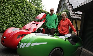 Fritz Horsthemke (62) – hier mit Brigitte Stammschröer, mit der er zum Nordkap radelte – und die Velomobile. - Dieter Scholz/Archiv