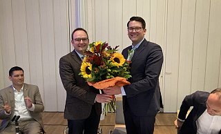 Einen großen Blumenstrauß erhielt der Kandidat für den Bundestag, Joachim Ebmeyer (l.) - und von Tim Ostermann die Zusage, ihn auch noch mit Laufschuhen für seinen Haustür-Wahlkampf auszustatten. - Corina Lass