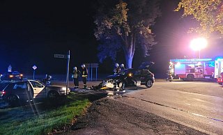 Auf der Kreuzung sind zwei Autos ineinander gefahren. - Florian Weyand