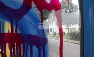 Hinter einem mit Graffiti beschmierten Wartehäuschen liegt die Grundschule Dünne. - Verena Freiberg