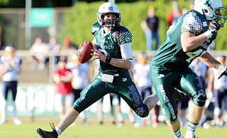 Bulldogs Quarterback Niklas Gorny (links) hat in Bielefeld verlängert. So wird er auch in der kommenden Regionalligasaison wieder geeignete Anspielstationen für seine Pässe suchen. Foto: Oliver Krato - Oliver Krato