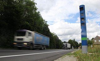 Aus dem Hause Haller: Auch das Glas für die Kontrollsäule zur Lkw-Maut stammt aus Stift Quernheim.  - Florian Weyand