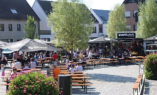 Im vergangenen Jahr war der Bad Lippspringer Marktplatz beim Streetfood-Festival gut besucht. In Zukunft wünschen sich die Bürger mehr Veranstaltungen und Events auf dem zentralen Platz. - Moritz Jülich