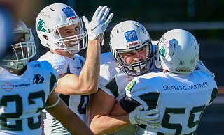 Großer Jubel über den Auswärtssieg in Münster bei Quarterback Niklas Gorny (2.v. l.) und den Bulldogs. - Andreas Zobe