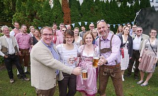 Erik Ernst lud am Stadtfest-Sonntag Freunde und Mitglieder der Klumpsackkompanie zum bayrischen Frühschoppen in seinen Garten ein. Die 60 Gäste kamen zünftig gekleidet in Dirndl oder Lederhose. - Hans-Hermann Igges