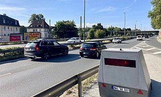 Die Stadt Bielefeld benutzt schon seit einiger Zeit mobile Blitzgeräte, wie hier den Blitzer "Esther" am Ostwestfalendamm. - Jens Reichenbach
