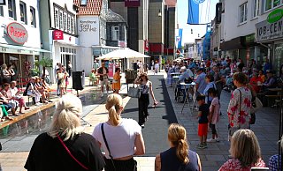 Schon beim ersten Durchlauf der Modenschau war der Wappenplatz am Samstag gut gefüllt. Zwischen 150 und 200 Gäste waren nach Einschätzung der Veranstalter vor Ort. - Ilka Gülker