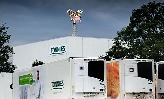 Ende 2021 stiegen drei Männer über einen Zaun auf das Werksgelände der Firma Tönnies. Aus dem Kühlaggregat eines Containers holten sie Päckchen mit Kokain. Einer der Männer wurde jetzt verurteilt. - Andreas Frücht