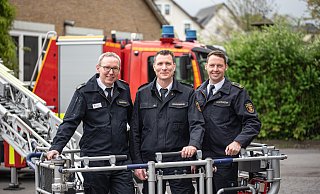 Das Führungstrio der Bielefelder Feuerwehr: Carsten Kroll (l.) und Maximilian Rempe (r.) rahmen den neuen Amtsleiter Gordon Majewski ein. - Felix Brenneke