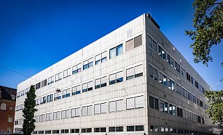 Der unschöne Kasten an der Friedrich-Ebert-Straße wirkt seit Jahren verlassen. Rechts schließt sich das H1-Hochhaus am Kesselbrink an, dahinter liegt der Neumarkt. - Mike-Dennis Müller / www.mdm.photo