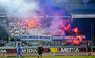 Fans von Hansa Rostock zündeten in der Paderborner Arena Pyrotechnik und verwüsteten das Stadion. Es gab mehrere Verletzte. - BESIM MAZHIQI