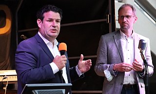 Bundesarbeitsminister Hubertus Heil (SPD) steht zusammen mit Ulrich Kros, SPD-Bundestagskandidat, auf der Bühne am Schalker Markt. - Alexander Graßhoff Bundesarbeitsminister Hubertus Heil (SPD) steht zusammen mit Ulrich Kros, SPD-Bundestagskandidat, auf der Bühne am Schalker Markt. - Alexander Graßhoff