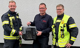 Die glücklichen Retter mit der geretteten Katze. - Feuerwehr Bielefeld