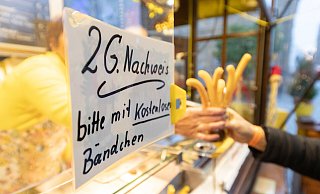 "2G-Nachweis - bitte mit kostenlosem Bändchen" - solche Schilder werden ab Montag auch die Bad Oeynhausener auf dem Weihnachtsmarkt erwarten. - Friso Gentsch
