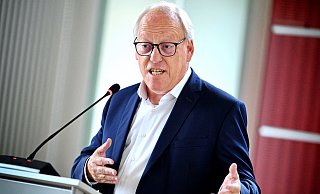 Bielefelds Oberbürgermeister Pit Clausen verurteilt die Tat von Solingen beim Sommerempfang im Rathaus. - BARBARA FRANKE