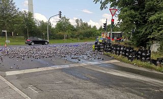 Ein Lkw hat etwa 200 Kisten Bier verloren. Die Feuerwehr Paderborn war mit den Aufräumarbeiten vor Ort beschäftigt. - Feuerwehr Paderborn