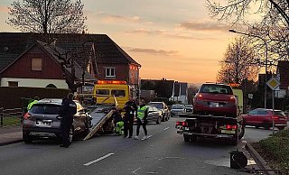 Die Mindener Straße ist während den Bergungsarbeiten komplett gesperrt worden. Der Verkehr staute sich. - Claus Frickemeier