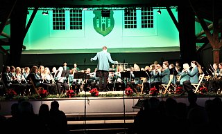 Das Stadt- und Jugendorchester Warburger unter der Leitung von Olaf Krane bei Weihnachtskonzert in der Stadthalle. - Simone Flörke