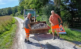 Mitarbeiter des Kreisbauhofs haben mit den Ausbesserungsarbeiten am Almeradweg begonnen. - Johannes Büttner