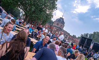 Verhaltener Konsum: Im Biergarten der Parklichter stehen kaum Getränke auf den Tischen, viele verbringen die Pause ohne Bier oder Pommes. - Thorsten Ulonska