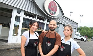 Die langjährige Inhaberin Lily Nguyen (r.) hat den Imbiss "Lily Wok-it" im Dörenpark in Paderborn an ihre Nachfolgerin Nirmala Ghising übergeben. Zum neuen Team gehört auch Ramesh Karki. - Rajkumar Mukherjee