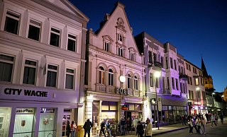 Das Föge am Alten Markt ist seit Generationen eine Institution in Herford. Hier ist gerade Hoeker-Fest. - Frank-Michael Kiel-Steinkamp