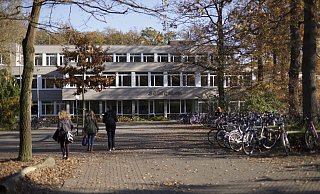 Eine Reihe vom Abiturienten muss nunmehr am Freitag in der Schule anrücken, weil die schriftlichen Prüfungen in NRW wegen einer Panne verschoben wurden. Archivfoto: Söderblom-Gymnasium - Ulrich Helmich