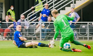 Sven Michel erzielte hier fast das 1:0. Sein Schuss ging an Keeper Fährmann vorbei, aber auch um Zentimeter am Tor. - Besim Mazhiqi